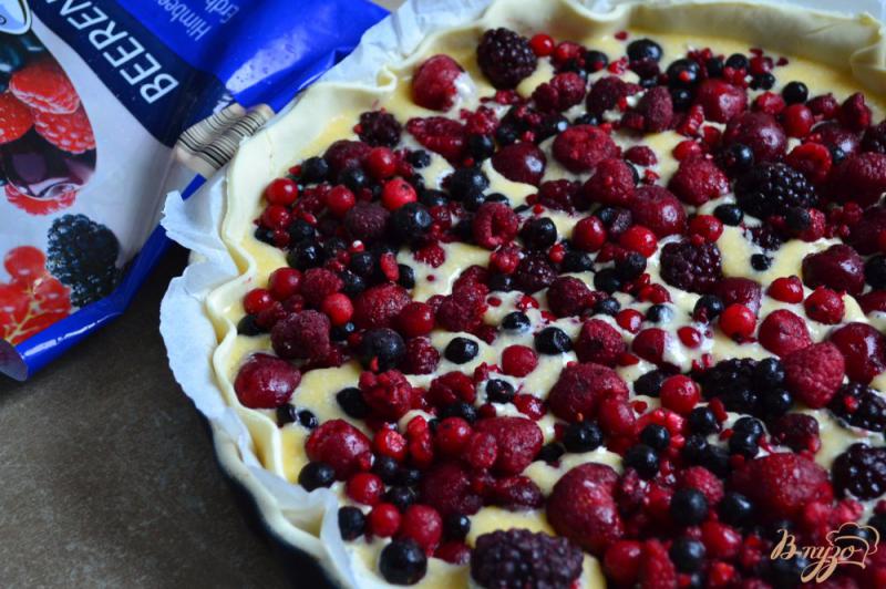 Фото приготовление рецепта: Пирог с ягодами шаг №3