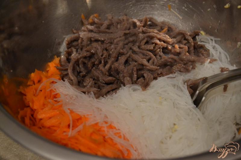 Фото приготовление рецепта: Мясной салат с рисовой лапшой шаг №5