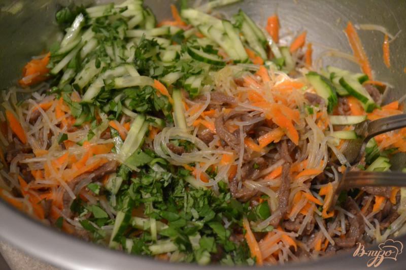 Фото приготовление рецепта: Мясной салат с рисовой лапшой шаг №6