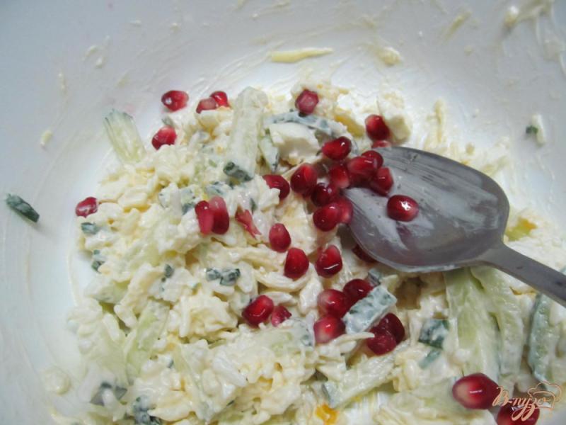 Фото приготовление рецепта: Салат из яиц риса и огурца шаг №3