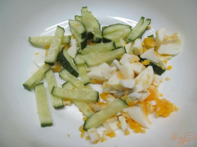Фото приготовление рецепта: Салат из яиц риса и огурца шаг №1