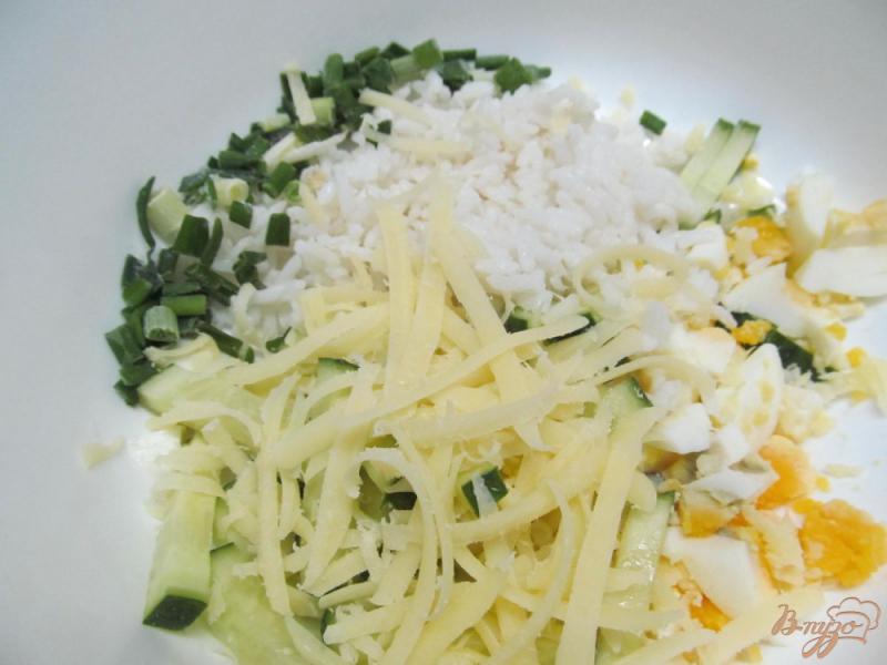Фото приготовление рецепта: Салат из яиц риса и огурца шаг №2