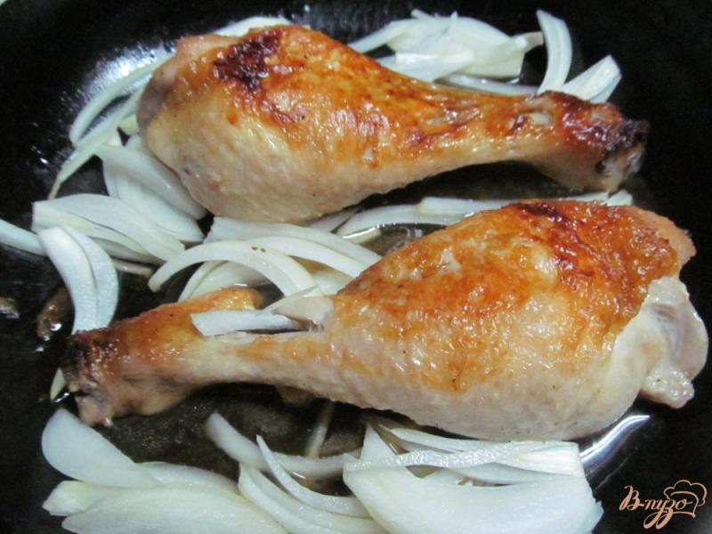 Фото приготовление рецепта: Куриные ножки с пшеницей и горохом шаг №2