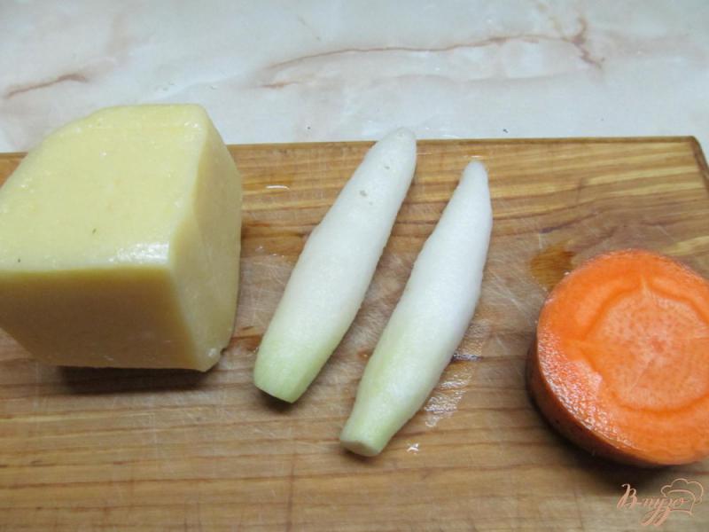 Фото приготовление рецепта: Салат из редки и моркови с сыром шаг №1