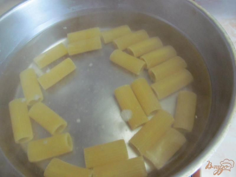 Фото приготовление рецепта: Салат из макарон с огурцом и оливками шаг №1