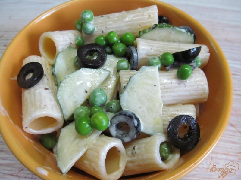Фото приготовление рецепта: Салат из макарон с огурцом и оливками шаг №6