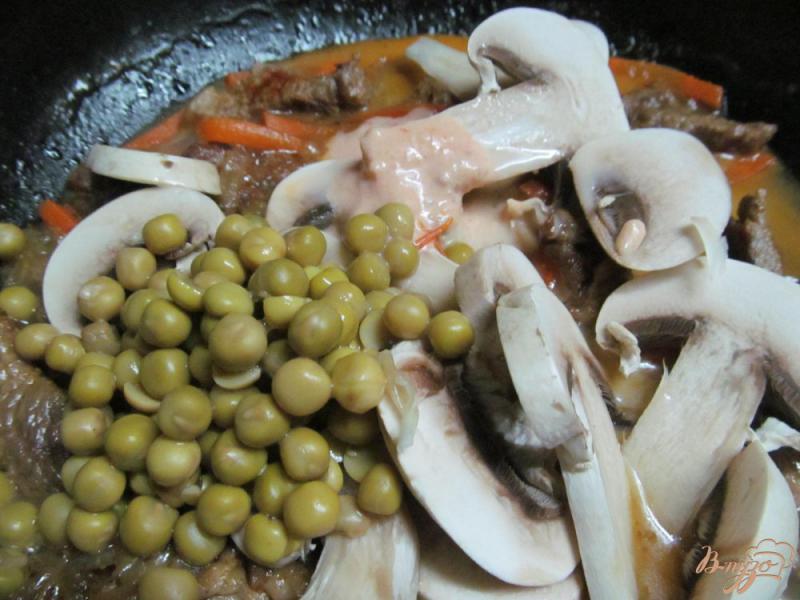 Фото приготовление рецепта: Рагу из свинины с грибами и консервированным горошком шаг №6