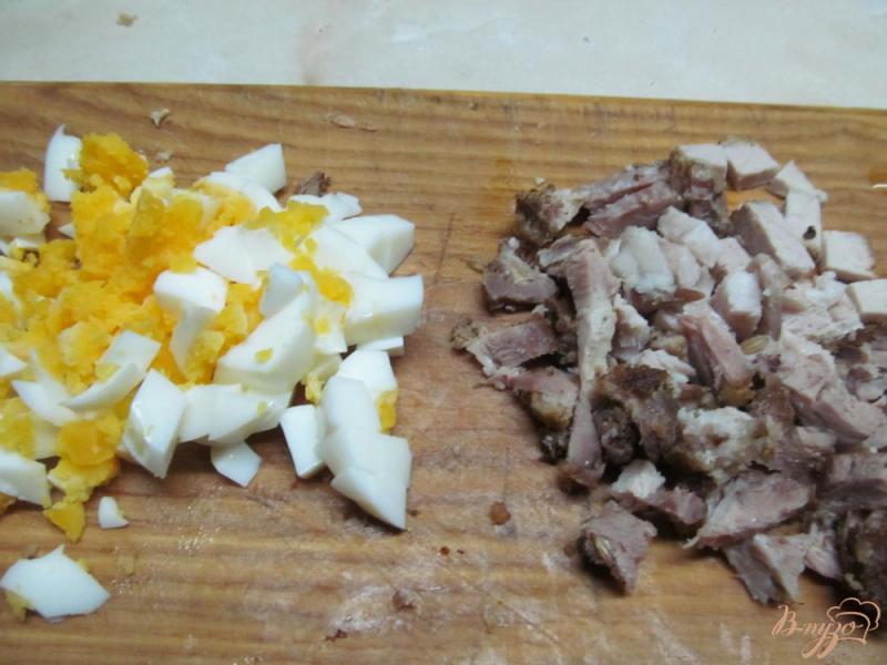 Фото приготовление рецепта: Салат из яиц свинины огурца шаг №1