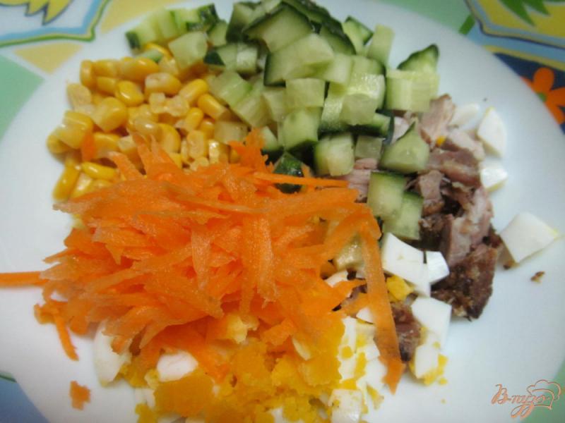 Фото приготовление рецепта: Салат из яиц свинины огурца шаг №2