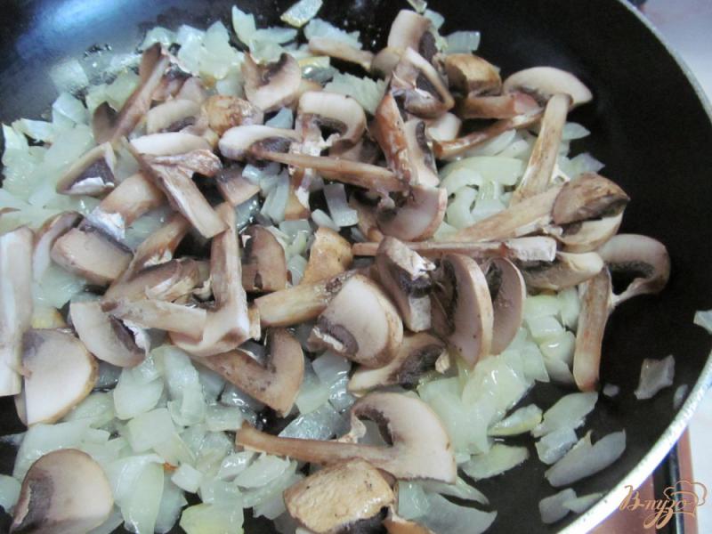 Фото приготовление рецепта: Булочки с грибами и сыром шаг №4