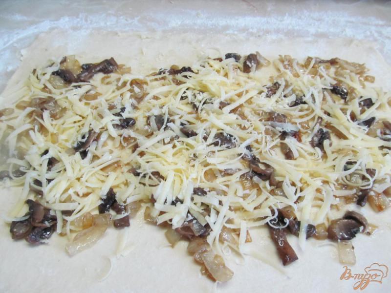 Фото приготовление рецепта: Булочки с грибами и сыром шаг №11