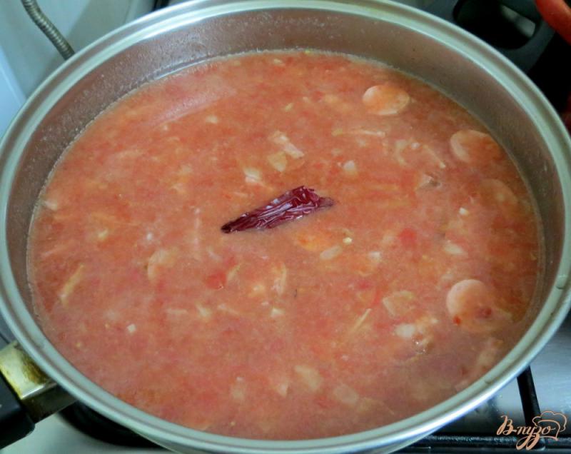 Фото приготовление рецепта: Подлива из томата и колбасы шаг №6