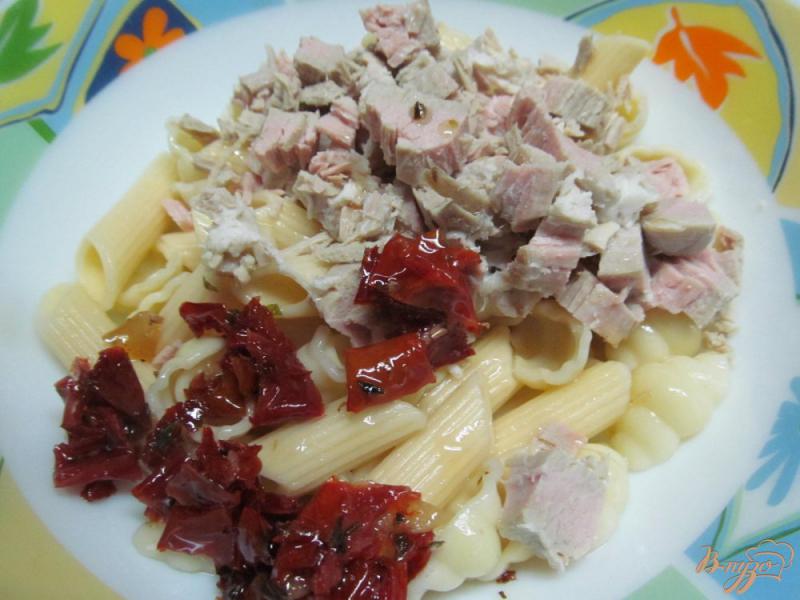 Фото приготовление рецепта: Салат из макарон с вялеными томатами и мясом шаг №2