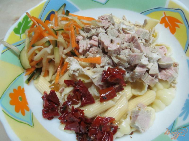 Фото приготовление рецепта: Салат из макарон с вялеными томатами и мясом шаг №3