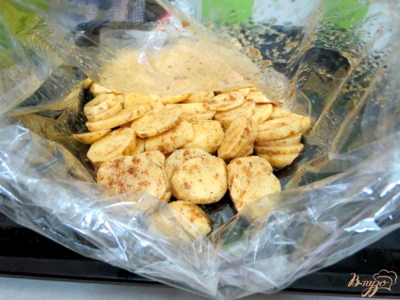 Фото приготовление рецепта: Рёбрышки запеченные в рукаве с картофелем шаг №4