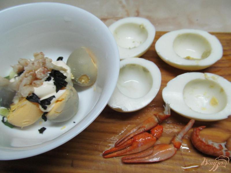 Фото приготовление рецепта: Фаршированные яйца с раками шаг №4