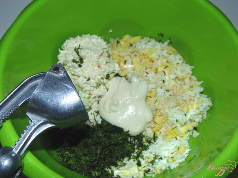 Фото приготовление рецепта: Яичный салат с укропом для бутербродов шаг №4