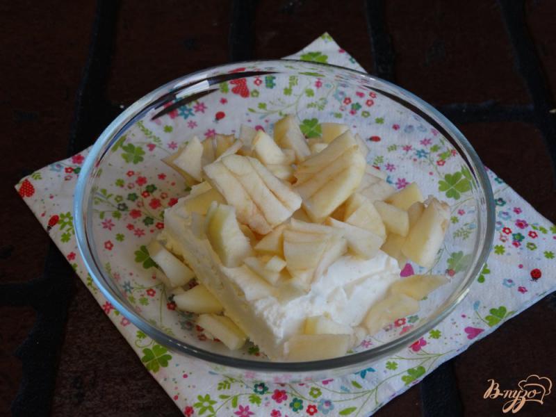 Фото приготовление рецепта: Творожная запеканка с яблоком и кумкватами шаг №2