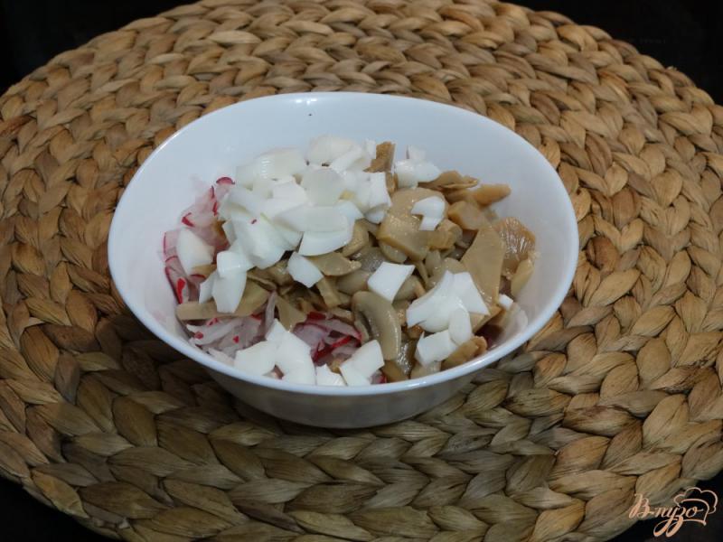 Фото приготовление рецепта: Салат с редисом, грибами и кукурузой шаг №4