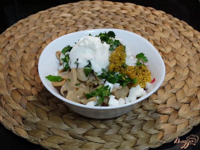 Фото приготовление рецепта: Салат с редисом, грибами и кукурузой шаг №5