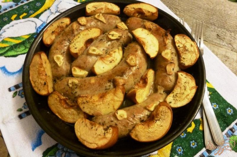 Фото приготовление рецепта: Домашние колбаски с яблоками, айвой и чесноком шаг №5