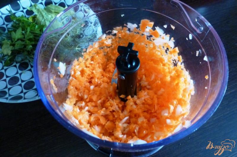 Фото приготовление рецепта: Оладьи из кабачка с морковью и зеленью шаг №2