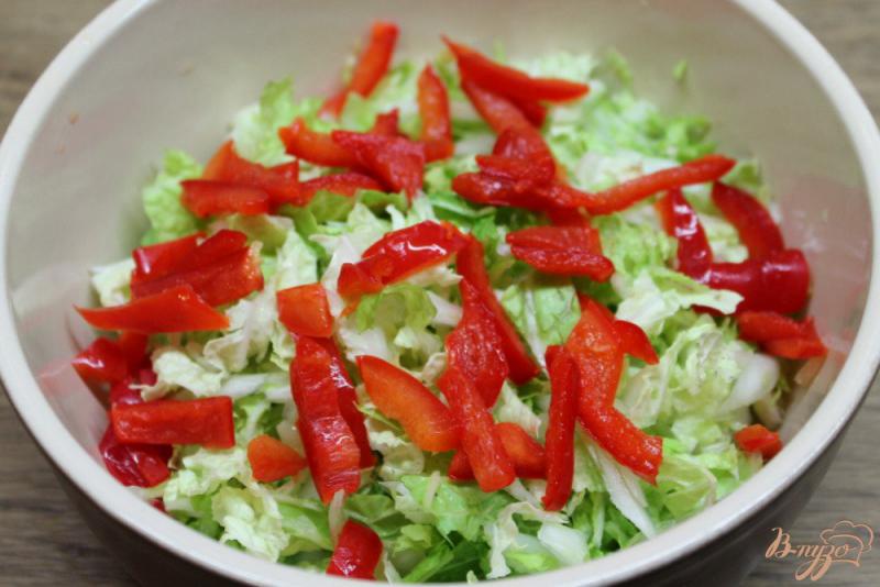 Фото приготовление рецепта: Салат из пекинской капусты, кукурузы, красного перца и сыра шаг №2