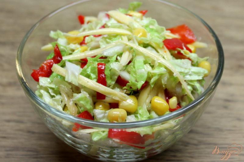 Фото приготовление рецепта: Салат из пекинской капусты, кукурузы, красного перца и сыра шаг №6