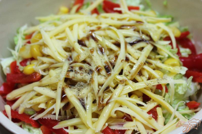 Фото приготовление рецепта: Салат из пекинской капусты, кукурузы, красного перца и сыра шаг №5