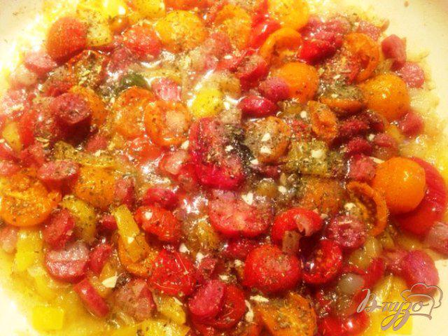 Фото приготовление рецепта: Спагетти с соусом из вяленых  помидор и салями шаг №2