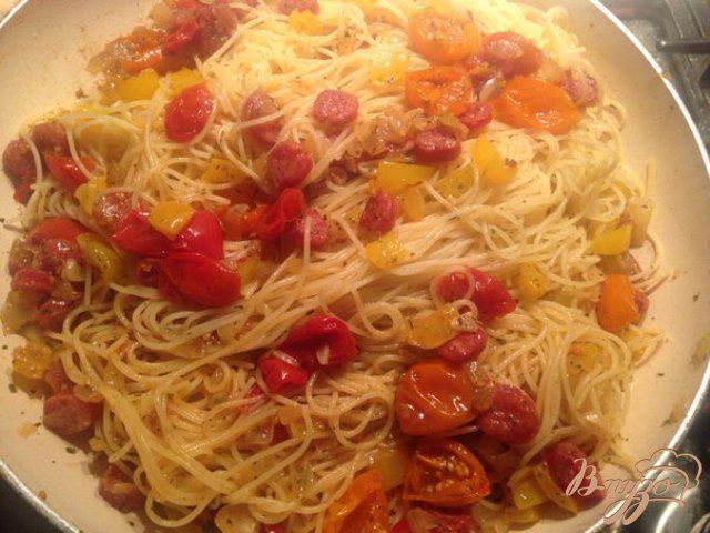 Фото приготовление рецепта: Спагетти с соусом из вяленых  помидор и салями шаг №8