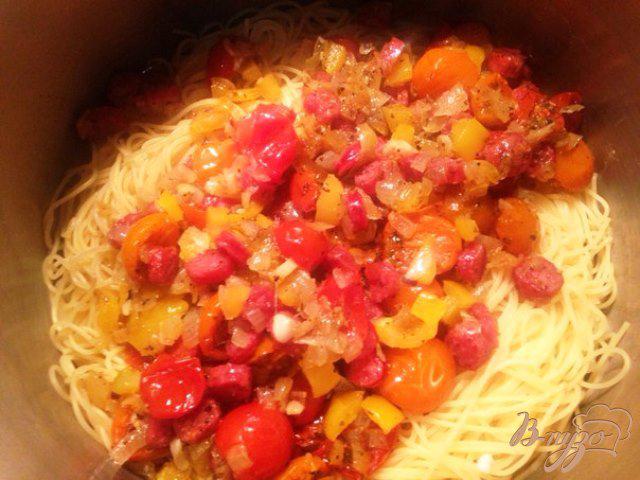Фото приготовление рецепта: Спагетти с соусом из вяленых  помидор и салями шаг №7