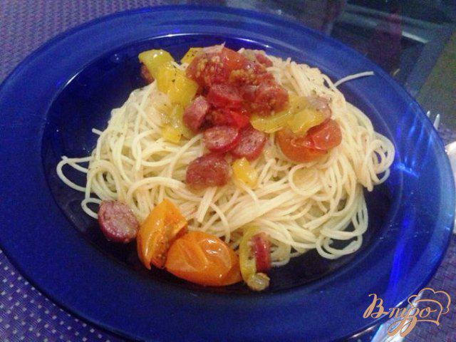 Фото приготовление рецепта: Спагетти с соусом из вяленых  помидор и салями шаг №9