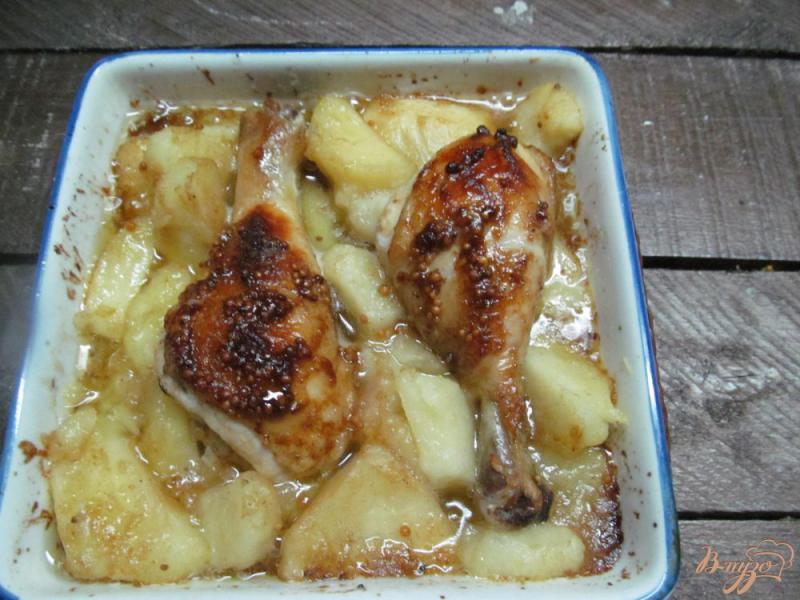 Фото приготовление рецепта: Куриные ножки запеченные с картофелем в духовке шаг №5