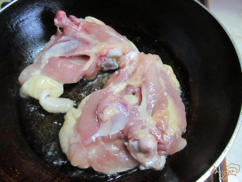 Фото приготовление рецепта: Куриные бедра под соусом шаг №2