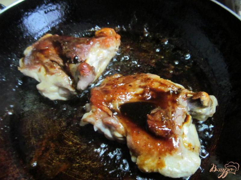 Фото приготовление рецепта: Куриные бедра под соусом шаг №4
