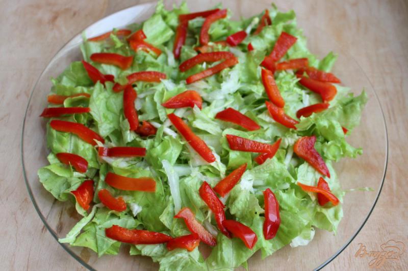 Фото приготовление рецепта: Зеленый салат с утиной грудкой и болгарским перцем шаг №3