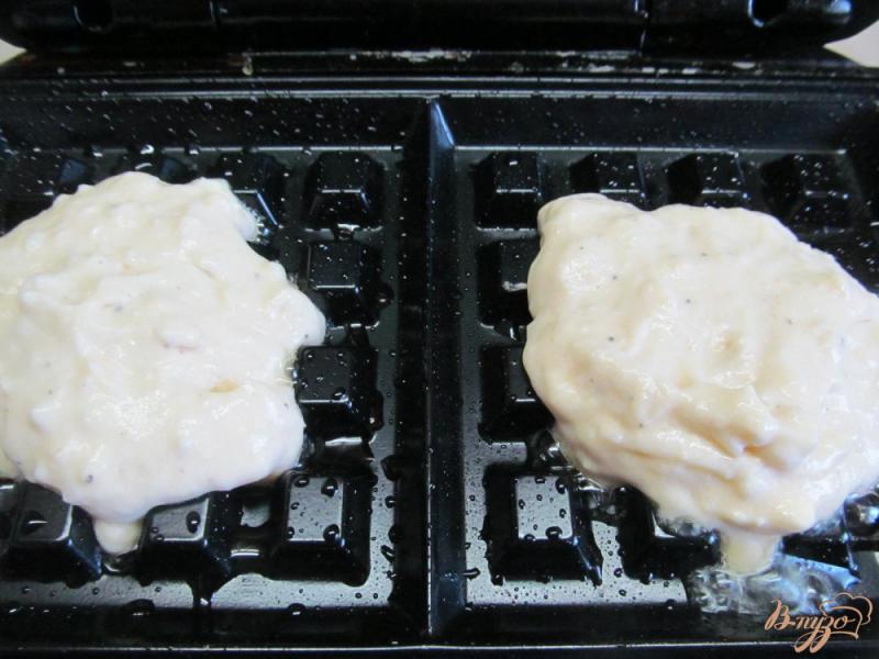 Фото приготовление рецепта: Вафли из картофельного пюре шаг №4