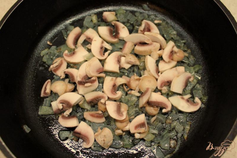 Фото приготовление рецепта: Закусочные блины с фасолью и шампиньонами шаг №4