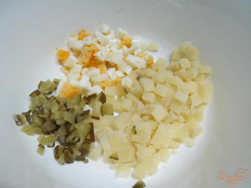 Фото приготовление рецепта: Салат из квашенной капусты шаг №1