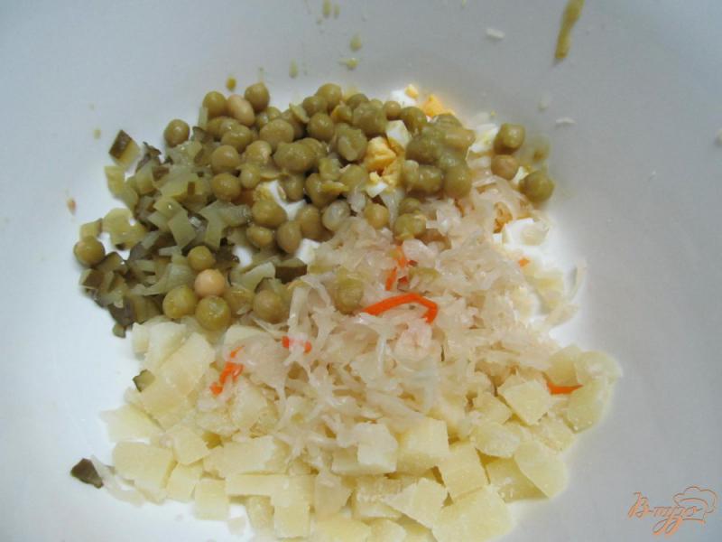 Фото приготовление рецепта: Салат из квашенной капусты шаг №2