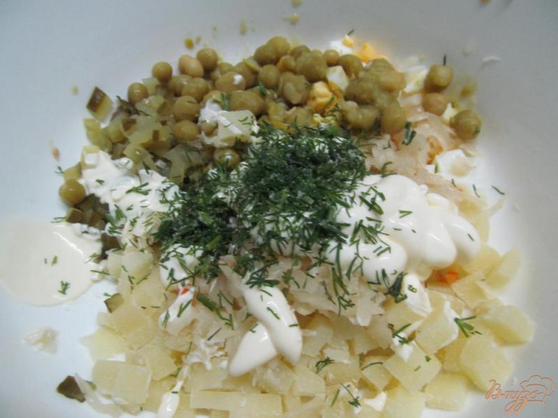 Фото приготовление рецепта: Салат из квашенной капусты шаг №3