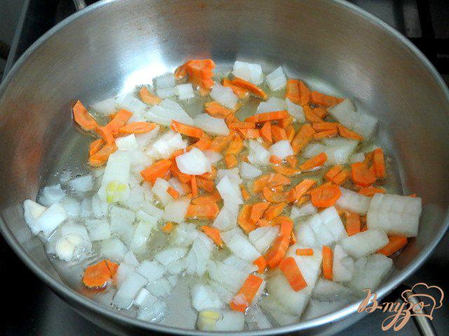 Фото приготовление рецепта: Суп с плавленым сыром, шампиньонами рисом и горошком шаг №4