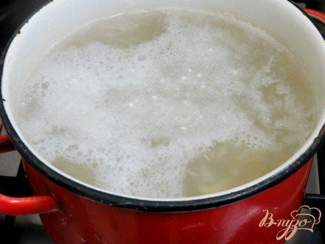 Фото приготовление рецепта: Суп с плавленым сыром, шампиньонами рисом и горошком шаг №5