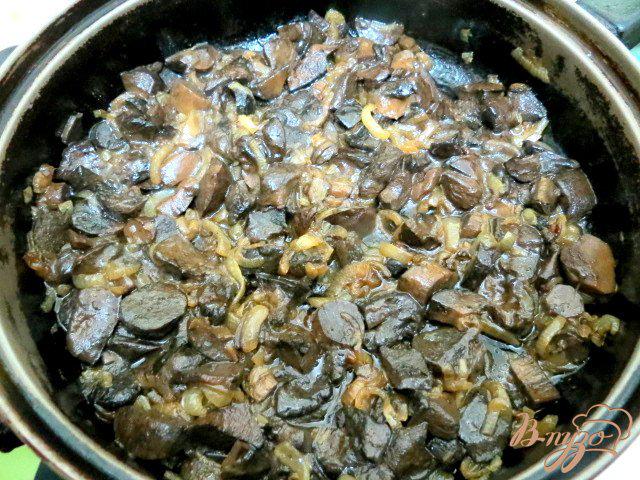 Фото приготовление рецепта: Картофель тушёный с лесными грибами, в сливках шаг №3