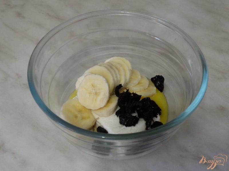 Фото приготовление рецепта: Творожная запеканка с бананом и черносливом шаг №2