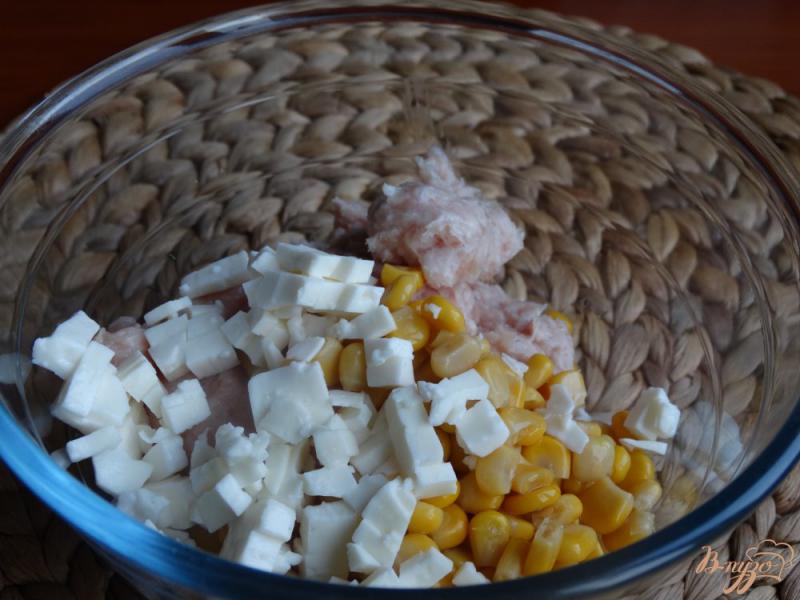 Фото приготовление рецепта: Запеченные тефтели с брынзой и кукурузой шаг №3