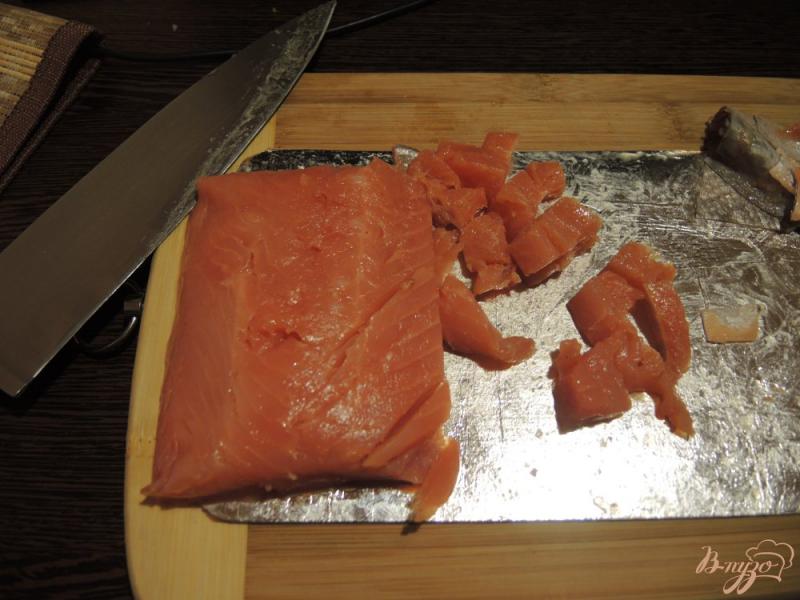 Фото приготовление рецепта: Слоёный салат с красной рыбой шаг №5