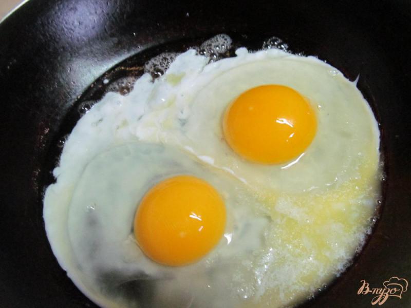 Фото приготовление рецепта: Жареные яйца на лепешке шаг №4