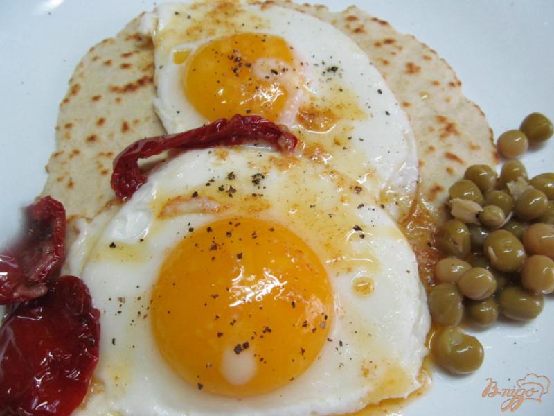 Фото приготовление рецепта: Жареные яйца на лепешке шаг №7